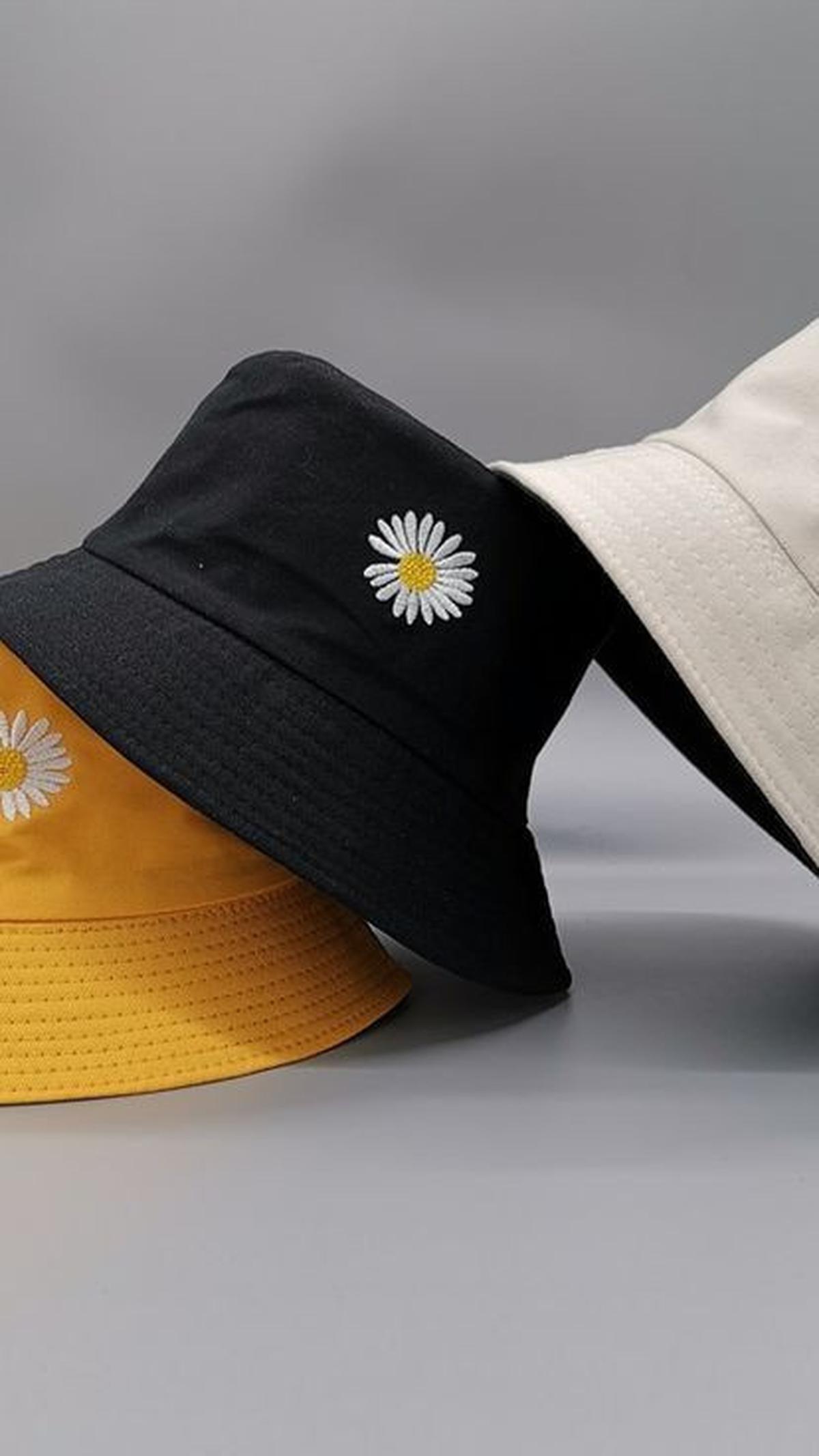 <b>Bucket Hat untuk Look Santai</b>