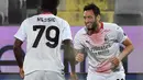 Gelandang AC Milan, Hakan Calhanoglu berselebrasi usai mencetak gol ke gawang Fiorentina pada pada pertandingan Liga Serie A Italia di stadion Artemio-Franchi di Florence pada 21 Maret 2021. Kabarnya Calhanoglu mendapat gaji 5 juta euro per musim dengan bonus 1 juta euro. (AFP/Tiziana Fabi)