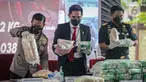 Karo Penmas Mabes Polri Brigjen Pol Rusdi Hartono (kiri) dan Dirtipid Narkoba Bareskrim Polri Brigjen Krisno Halomoan Siregar (tengah) menunjukkan barang bukti terkait penyelundupan narkoba jaringan Malaysia di Gedung Bareskrim Mabes Polri, Jakarta, Selasa (30/3/2021). (Liputan6.com/Faizal Fanani)