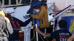 Para migran turun dari kapal kemanusiaan Jerman Rise Above berlabuh di kota pelabuhan Italia selatan Reggio Calabria, Selasa (8/11/2022). Kelompok kemanusiaan Jerman Mission Lifeline mengatakan kapalnya berlabuh di Italia selatan Selasa pagi dan menurunkan 89 orang yang telah diselamatkannya di Mediterania tengah. (AP Photo/Valeria Ferraro)