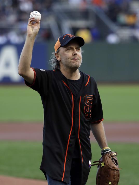 Pentolan Metallica, Lars Ulrich mengangkat tangannya kepada penonton usai melakukan lemparan pertama pada laga MLB antara San Francisco Giants melawan Chicago Cubs di San Francisco, (7/8/2017). San Francisco kalah 3-5 dari Cubs. (AP/Marcio Jose Sanchez)