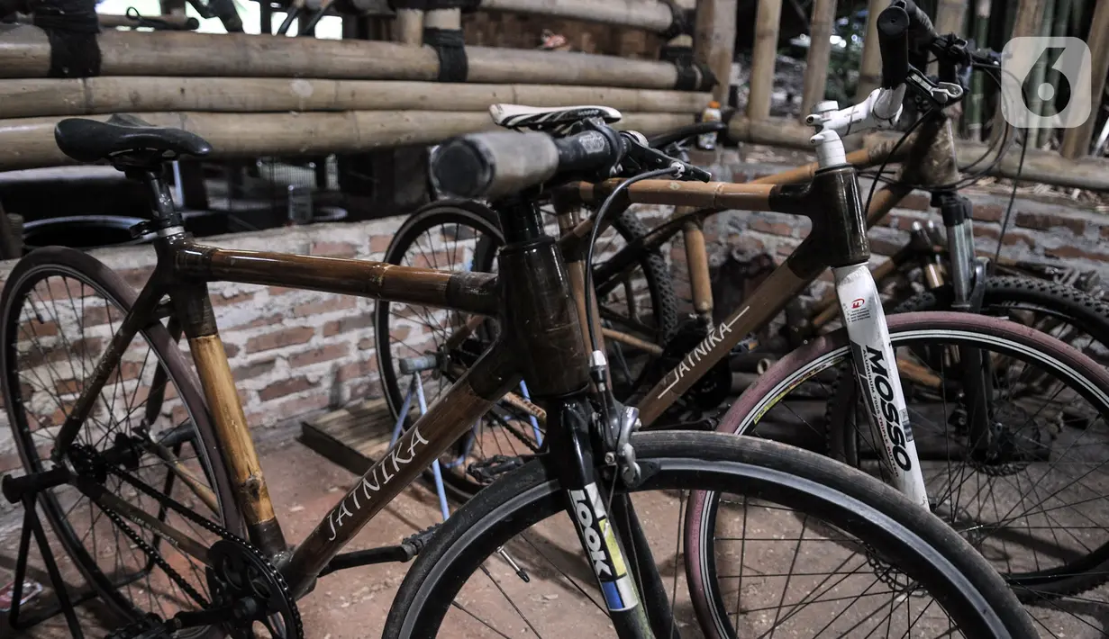 Sepeda bambu Jatnika berbagai jenis terparkir di Workshop Perajin Bambu Indonesia, Cibinong, Bogor, Jawa Barat, Minggu (5/7/2020). (merdeka.com/Iqbal S. Nugroho)