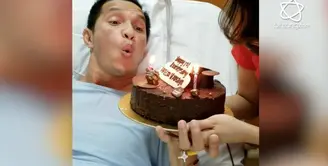 Edison Wardhana merayakan hari ulang tahun pernikahannya sambil berbaring di Rumah Sakit.