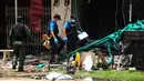 Polisi memeriksa lokasi ledakan bom motor di luar sebuah sekolah di distrik Tak Bai, Thailand, Selasa (6/9). Bom itu meledak ketika seorang ayah mengantarkan putrinya yang berusia 4 tahun ke sekolah hingga menyebabkan keduanya tewas. (Madaree TOHLALA/AFP)