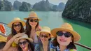 Bersama teman-teman perempuannya, Luna Maya melakukan traveling ke Vietnam. Mereka pun kompak mengenakan topi rotan coklatnya. [@lunamaya]