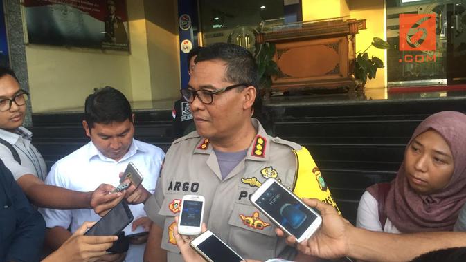 Kabid Humas Polda Metro Jaya, Komisaris besar (Kombes) Pol Argo Yuwono, menjelaskan penangkapan tersangka pengaturan skor Johar Lin Eng. (Bola.com/Zulfirdaus Harahap)