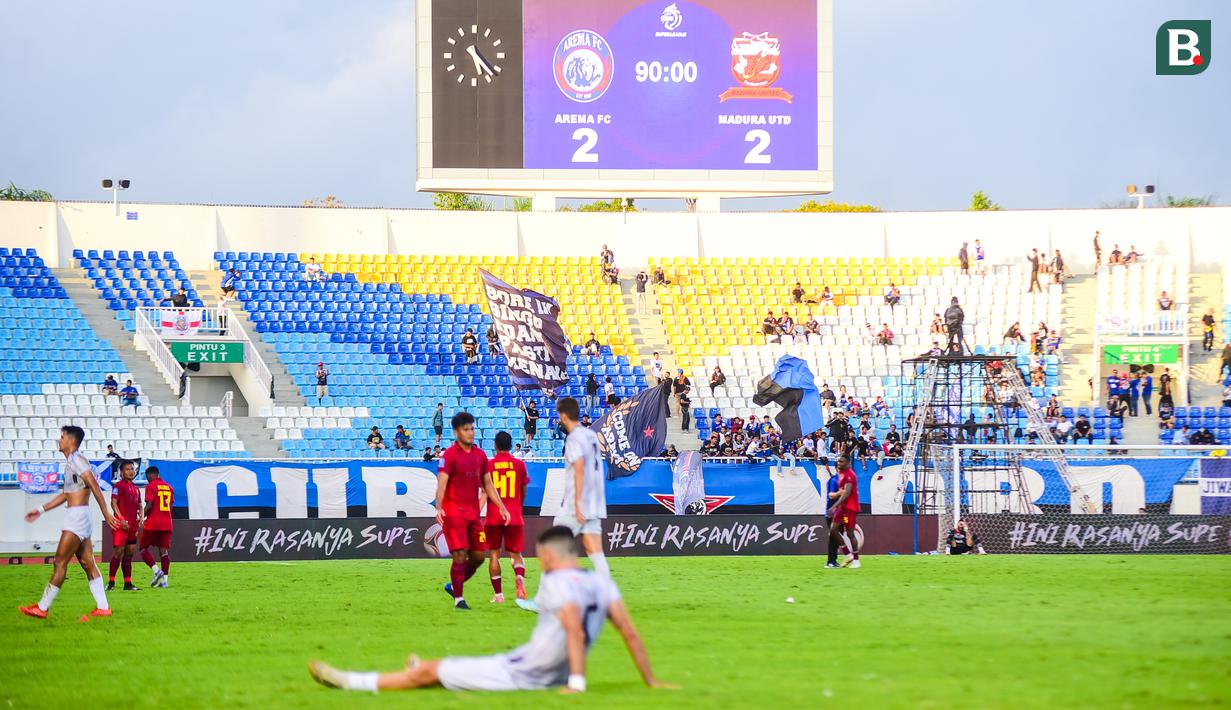 Laga bertajuk Derby Jawa Timur tersebut berakhir imbang dengan skor 2-2. Dua gol tuan rumah Arema FC dicetak oleh Iksan Lestaluhu. Sementara dua gol lawan dicetak oleh Lulinha. (Bola.com/Iwan Setiawan)