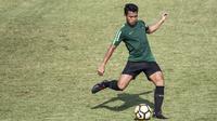 Pemain Timnas Indonesia U-19, Nurhidayat Haris, bersiap melepaskan tendangan saat latihan di Lapangan ABC Senayan, Jakarta, Selasa (18/9/2018). Latihan ini merupakan persiapan jelang Piala AFC U-19. (Bola.com/Vitalis Yogi Trisna)