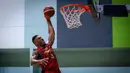 Pemain Timnas Basket Indonesia, Lester Prosper melakukan dunk saat pemusatan latihan Timnas Basket Indonesia untuk SEA Games 2023 Kamboja di GBK Arena, Senayan, Jakarta, Rabu (03/05/2023). (Bagaskara Lazuardi)