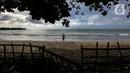 Seseorang terlihat di pantai Carita, Pandeglang, Banten, Selasa (18/1/2022). Objek wisata Pantai Carita yang menjadi tempat favorit pengunjung kini tampak sepi seusai gempa beberapa waktu lalui dan juga lantaran naikknya kasus virus covid 19 varian omicron. (Liputan6.com/Johan Tallo)