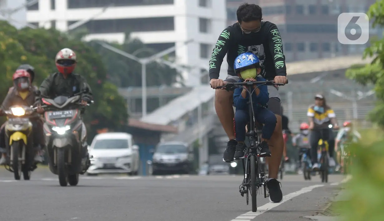 Warga bersepeda di sepanjang Kawasan MH Thamrin,Jakarta, Jumat (30/10/2020). Aktivitas memilih berolahraga sepeda sebagai alternatif liburan panjang sekaligus menjaga imunitas tubuh di tengah pandemi virus Corona. (merdeka.com/Imam Buhori)