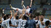 Para pemain Argentina mengangkat Lionel Messi setelah mengalahkan Brasil 1-0 dalam pertandingan final Copa America di Stadion Maracana, Rio de Janeiro, Brasil, Minggu, 11 Juli 2021. (AP Photo/Bruna Prado)