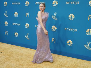 Amanda Seyfried dalam Emmy Awards 2022. (Foto: AP Photo/Jae C. Hong)