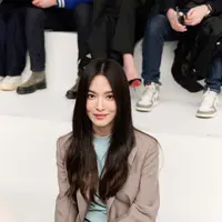 Dialog antara puisi dan kenyataan berlanjut di FENDI Couture musim ini. Koleksi kali ini adalah campuran yang diwujudkan dengan sempurna oleh keterampilan tertinggi para perajin studio FENDI. [Foto: Document/FENDI]