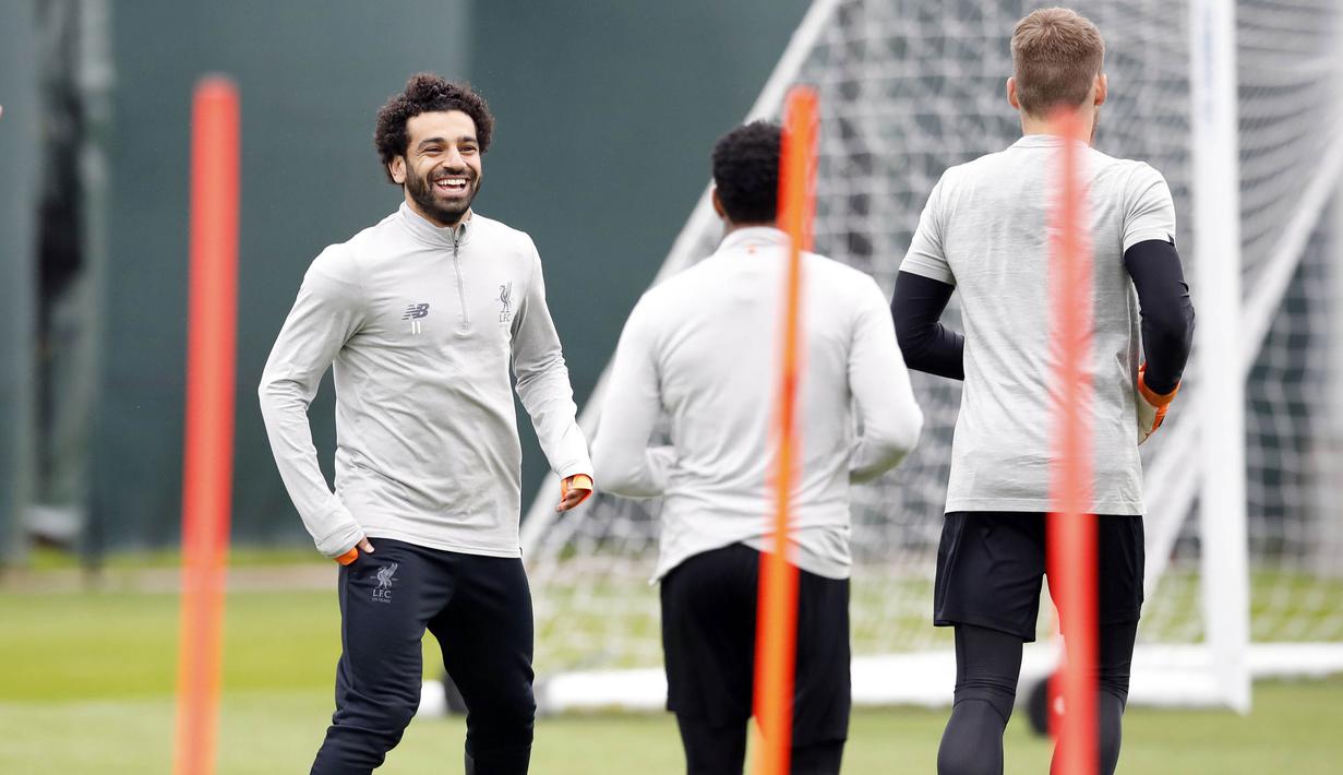 Striker Liverpool, Mohamed Salah, tampak ceria saat latihan jelang laga Liga Champions di Melwood, Liverpool, Senin (23/4/2018). Liverpool akan berhadapan dengan AS Roma. (AP/Martin Rickett)