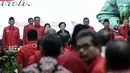 Ketua Umum PDIP Megawati Soekarnoputri saat menyanyikan lagu kebangsaan Indonesia saat acara pengumuman nama pasangan cagub-cawagub PDIP untuk Pilkada 2018 di Kantor DPP PDIP, Jakarta, Minggu (17/11). (Liputan6.com/Faizal Fanani)
