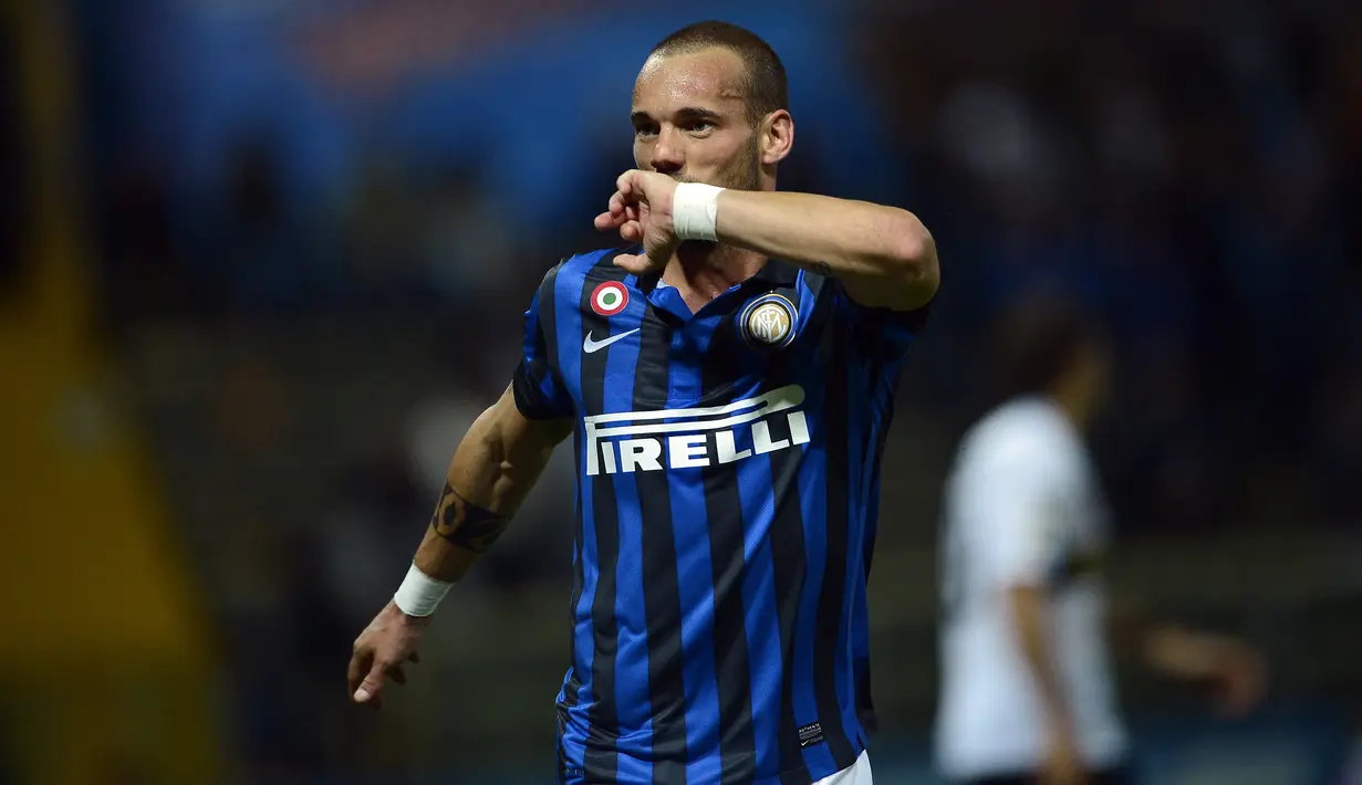 Wesley Sneijder. Gelandang serang Belanda yang kini berusia 38 tahun dan telah pensiun pada Agustus 2019 bersama Al Gharafa ini telah lama menjadi incaran Manchester United. MU bahkan telah meminatinya sejak ia masih membela Ajax Amsterdam  pada 2002/2003 hingga 2006/2007 kala Setan Merah masih dibesut Alex Ferguson. Namun nyatanya sang pemain justru lebih memilih berkarier di Liga Spanyol, Italia dan Liga Eropa lainnya hingga menutup karier di Liga Qatar. (AFP/Filippo Monteforte)