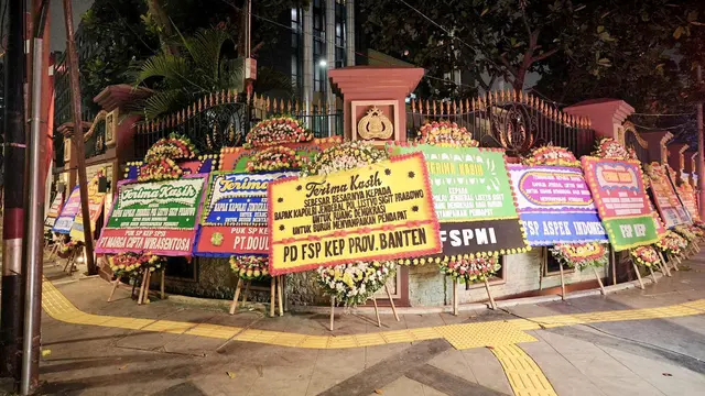 Gugatan UU Cipta Kerja Dikabulkan, Buruh Kirim Ratusan Karangan Bunga ke MK dan Polri