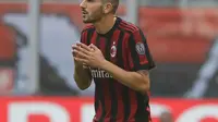 Bek AC Milan, Leonardo Bonucci bereaksi setelah menerima kartu merah dari wasit Piero Giacomelli saat melawan Genoa pada lanjutan Liga Italia di San Siro, Milan (22/10). AC Milan bermain imbang 0-0 atas Genoa. (AP Photo / Luca Bruno)