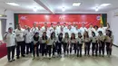 Timnas voli putri dan voli pantai putra Indonesia berfoto bersama Ketua Umum PP PBVSI Imam Sudjarwo beserta jajaran pengurus dalam acara pelepasan menuju Asian Games 2026 di Padepokan Voli Jenderal Polisi Kunarto, Sentul, Bogor, Minggu (13/9/2026). Kedua tim akan membawa nama Indonesia pada ajang Asian Games 2026 di Aichi-Nagoya, Jepang. (Bola.com/Arif Anggara Mulya)