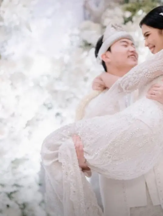 Di tanggal 25 Februari 2024 kemarin, Rachell Yahya resmi menikah dengan Park Young Gwang dalam balutan kebaya yang super cantik. Park Young Gwang sendiri atau akrab dipanggil Glory mengenakan beskap. [Foto: Instagram/bootesphotography]