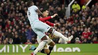 Pada menit ke-36 Cristiano Ronaldo terjatuh usai terlibat kontak dengan Kurt Zouma di dalam kotak penalti West Ham United. Wasit memutuskan tidak terjadi pelanggaran. (AP/Dave Thompson)