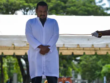 Manajer hotel, Firman Syahaputra (34) mendapat hukum cambuk setelah tertangkap mesum di Banda Aceh, Senin (29/10). Firman dicambuk karena terbukti melakukan mesum dengan karyawati bernama Nur Fadilah (21). (Chaideer Mahyuddin/AFP)