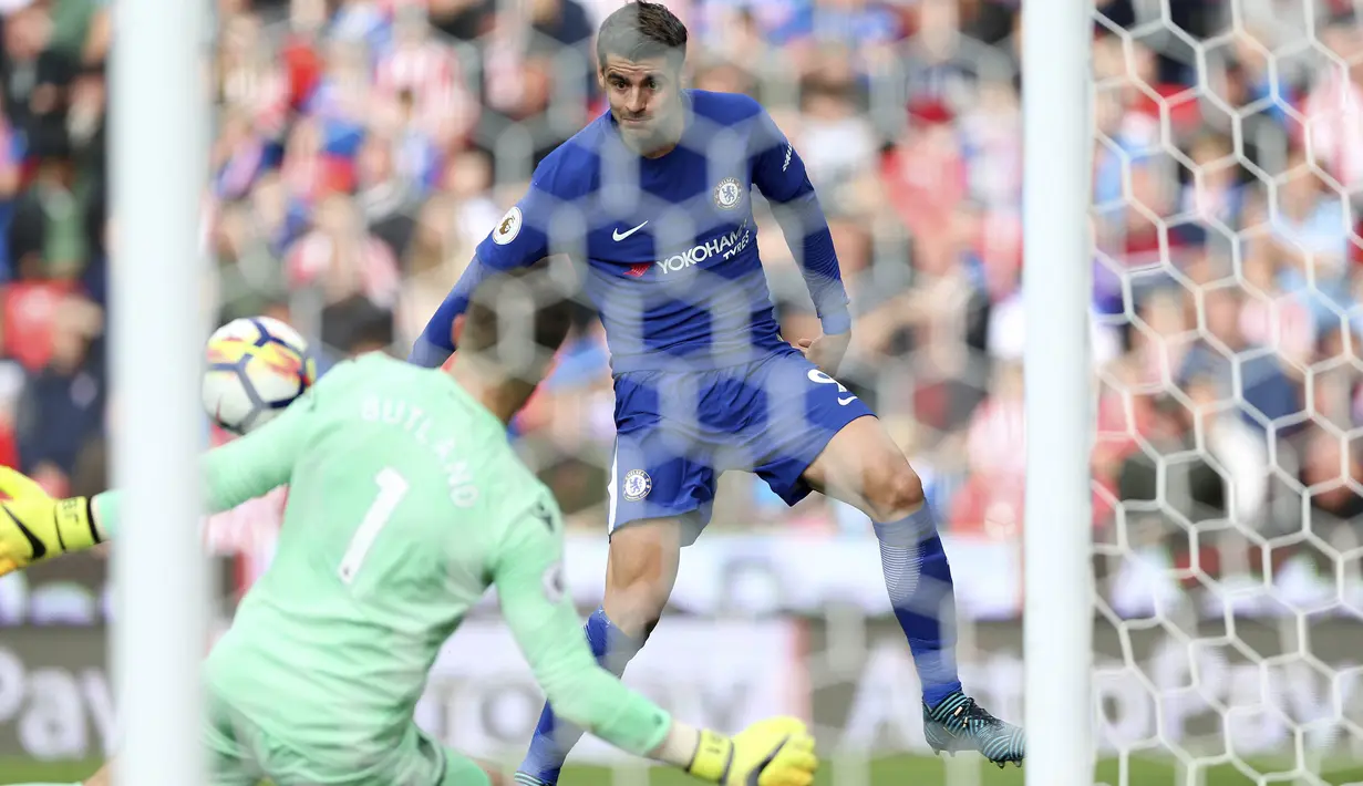 Proses terjadinya gol oleh striker Chelsea, Alvaro Morata, ke gawang Stoke City pada laga Premier League, di Stadion Bet365, Sabtu (23/9/2017). Chelsea menang 4-0 atas Stoke City. (AP/Nigel French)