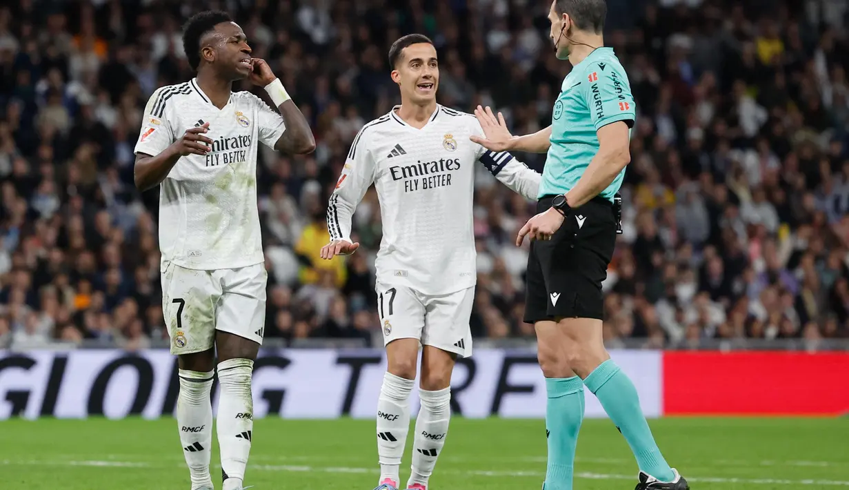 Menit ke-79 Real Madrid memecah kebuntuan. Mereka menjebol gawang Athletic Bilbao melalui aksi Vinicius Junior. Namun wasit menganulir gol tersebut usai melakukan pengecekan ulang via VAR. (OSCAR DEL POZO/AFP)