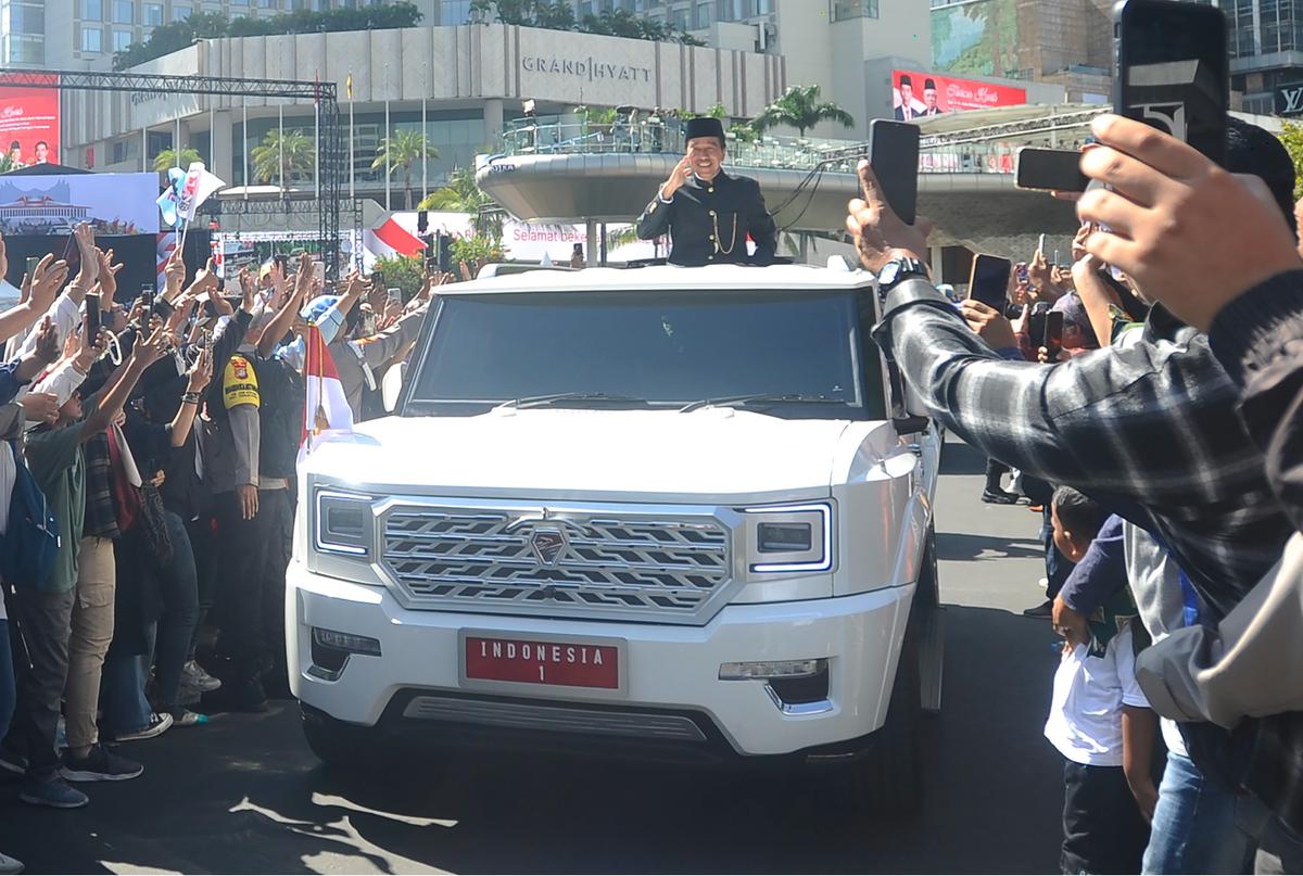 Jokowi menuju Bandara Halim Perdanakusuma naik Maung Garuda putih
