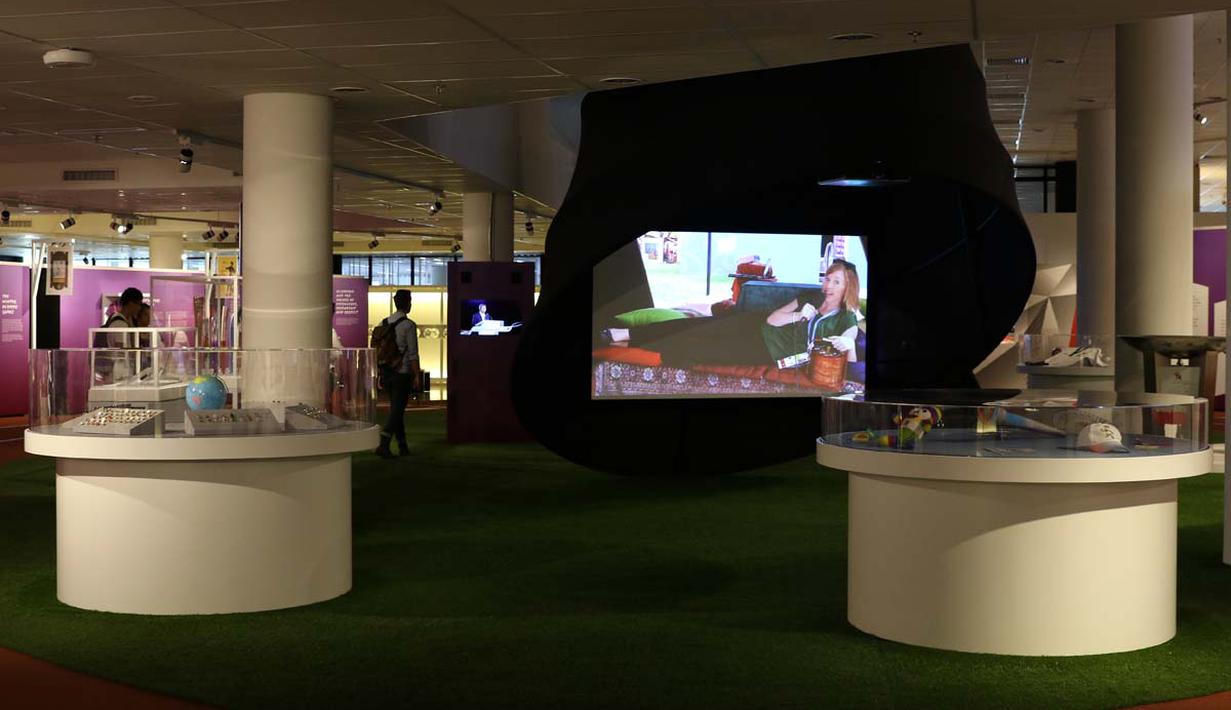 Sejarah olah raga Singapura pun juga tersaji melalui dokumentasi audio visual di Museum Olah Raga Singapura. (Bola.com/Arief Bagus)