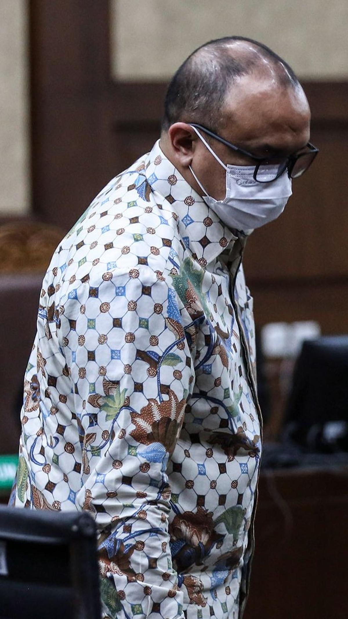 Dalam dakwaan jaksa, Anang menerima keuntungan sebesar Rp5 miliar.