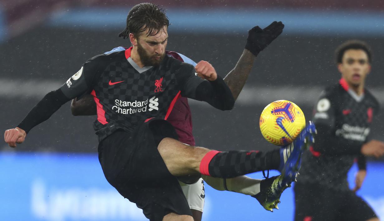 Gelandang Liverpool, Curtis Jones dan gelandang West Ham United, Michail Antonio berebut bola pada lanjutan pekan ke-21 Liga Inggris 2020/2021 di London Stadium, Minggu (31/1/2021) malam WIB. West Ham dipaksa bertekuk lutut oleh Liverpool dengan skor 1-3. (Clive Rose/Pool via AP)