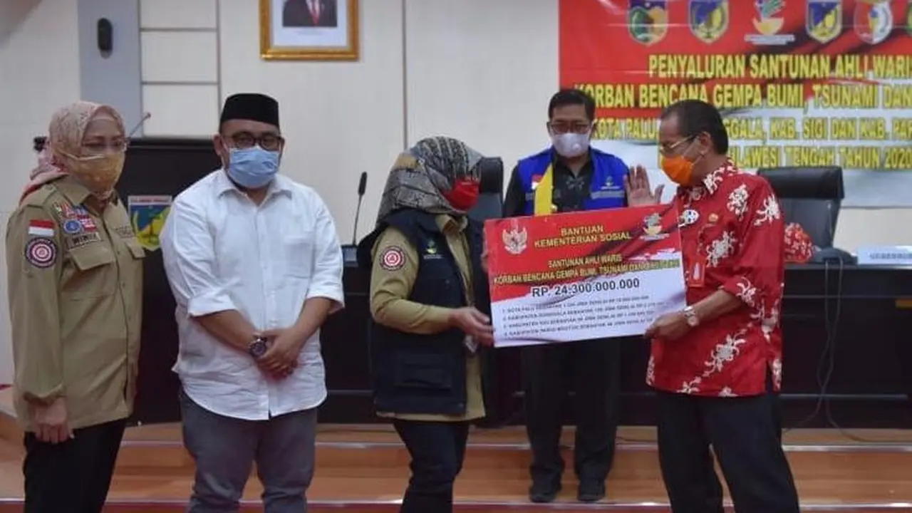 Kemensos menyerahkan santunan ahli waris korban meninggal dunia akibat gempa bumi, tsunami, dan likuifaksi Sulawesi Tengah (Sulteng).