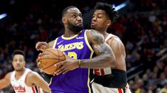 Pebasket Los Angeles Lakers, LeBron James, berusaha melewati pebasket Portland Trail Blazers, Hassan Whiteside, di Moda Center, Sabtu 928/12). LA Lakers menang 128-120 atas Portland Trail Blazers. (AP/Craig Mitchelldyer)