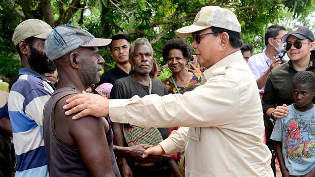 Naik Mesin Pemanen Modern, Presiden Prabowo Tinjau Progres Pertanian di Merauke