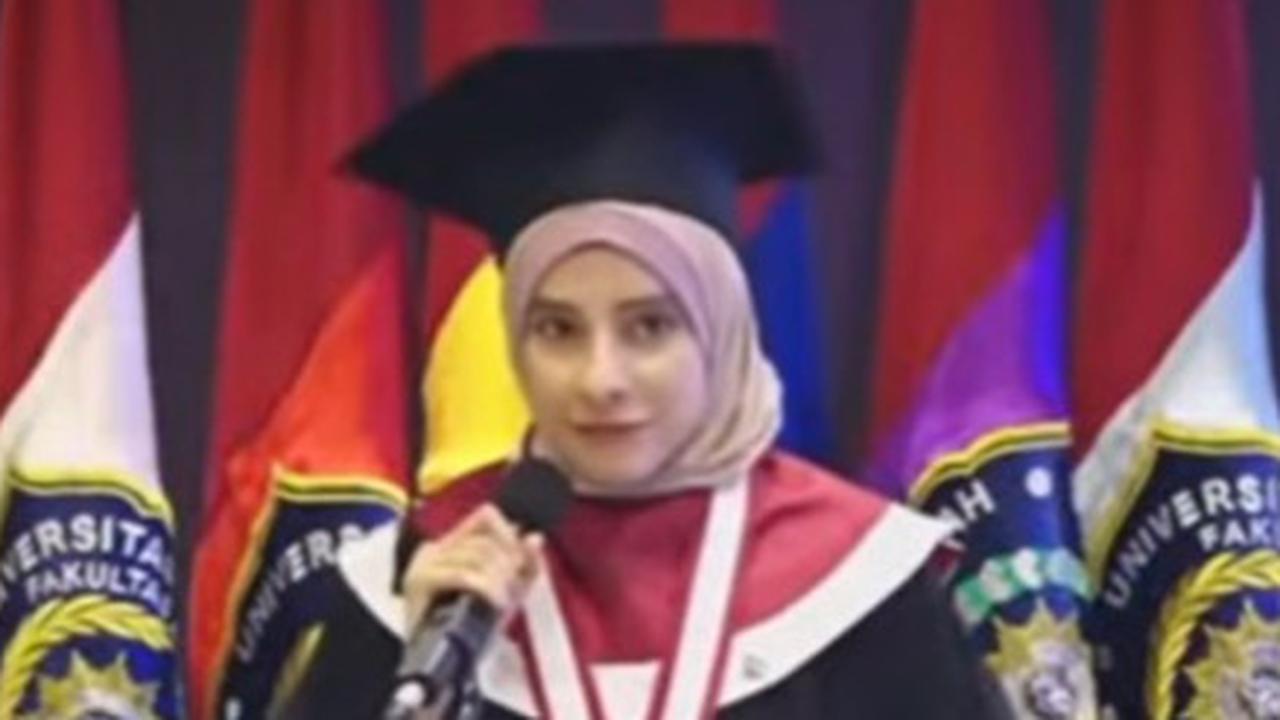 VIDEO: Satu Ruangan Meriah! Mahasiswi Cantik Palestina Minta Jodoh ke Rektor saat Wisuda UM Surabaya