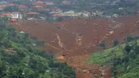 Sebanyak 200 orang tewas akibat lumpur longsor yang terjadi di Regent, dekat Freetown, Sierra Leone. (AP Photo/ Manika Kamara)