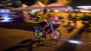 Seorang peserta mengendarai sepedanya dengan hiasan lampu saat berpartisipasi dalam acara Bike the Night di Vancouver, BC, (16/9). Para peserta berkeliling di sekitar False Creek dan pusat kota pada rute 10 km. (Darryl Dyck/Canadian Press via AP)