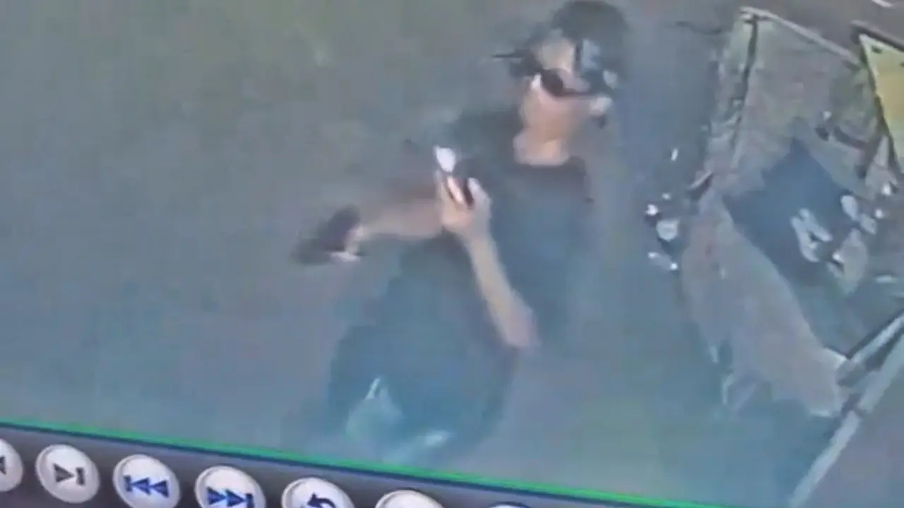 Video yang memperlihatkan seorang anak muda menenteng diduga senpi di Jalan Langgau, Kecamatan Bontoala, Kota Makassar, Sulawesi Selatan.