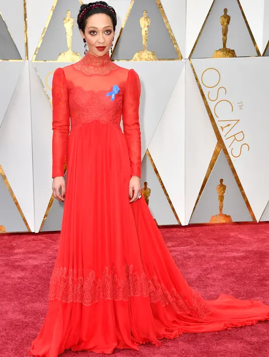 Aktris Ruth Negga berpose di karpet merah Piala Oscar 2017 di Los Angeles, Minggu (26/2). Aktris film "Loving" itu menyematkan pita biru di gaunnya sebagai simbol solidaritas dengan American Civil Liberties Union (ACLU). (Frazer Harrison/Getty Images/AFP)