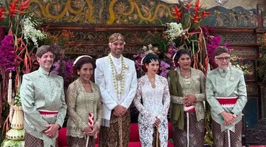 Pernikahan Nadine Kaiser dan Geoffrey Alain Gerald digelar dengan adat Jawa. Tampak keluarga Susi dan besan kompak mengenakan kebaya dan beskap. (Liputan6.com/IG/@nadiepascale)