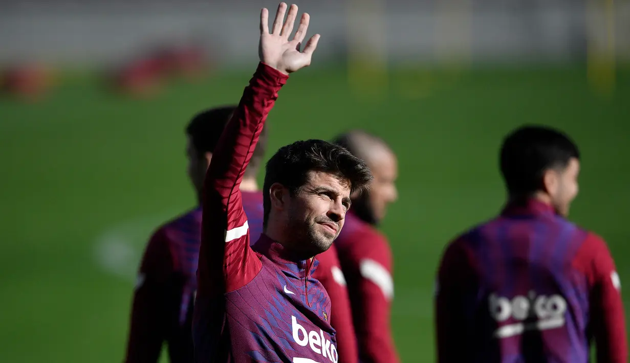 Gerard Pique. Bek tengah Spanyol ini didatangkan Barcelona dari Manchester United pada awal musim 2008/2009 dan bertahan 14 musim hingga kini. Total 30 trofi berhasil diraihnya, antara lain 8 trofi LaLiga, 7 Copa del Rey dan 3 kali juara Liga Champions. (AFP/Pau Barrena)