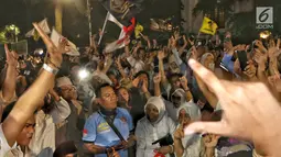 Pendukung Calon Presiden no urut 02 Prabowo Subianto bersorak di depan Rumah Kertanegara, Jakarta, Rabu (17/4). Pada pidatonya Prabowo tegas dan yakin sudah menjadi pemimpin bangsa Indonesia berdasarkan hasil real count BPN. (Liputan6.com/Johan Tallo)