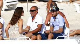 Seperti dilansir Daily Mail, Neymar kini tengah berlibur bersama kekasihnya,  Bruna Marquezine. Kedua pasangan ini terlihat sedang berada di Spanyol (Dailymail)