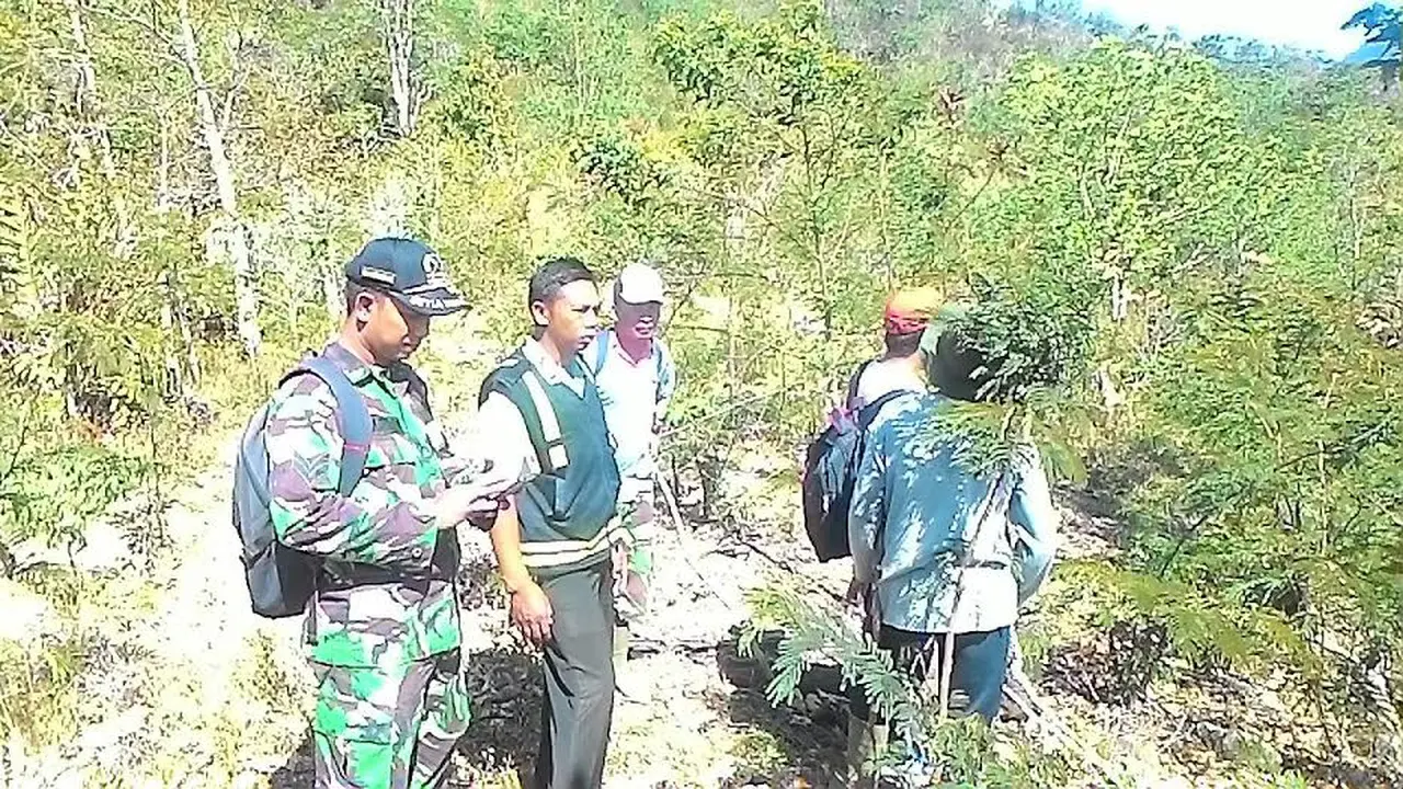 20151013-Kemarau Panjang, Warga di Sulsel Cari Mata Air di Hutan