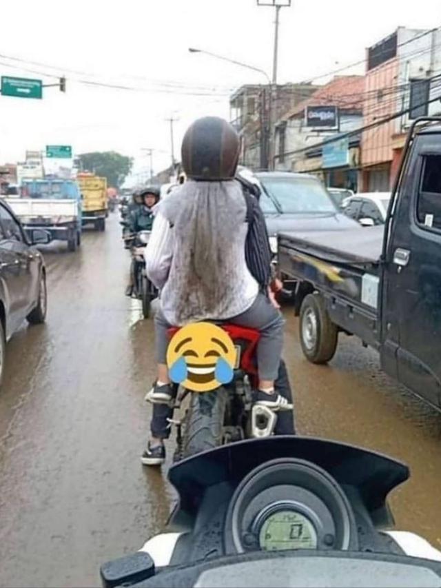 6 Momen Pacaran saat Hujan Ini Nyeleneh, Bikin Elus Dada