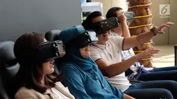 Pengunjung menjajal realitas maya atau Virtual Reality (VR) saat pembukaan Samsung Galaxy Premium Studio di Central park, Jakarta, Sabtu (1/9). Di sini, pengunjung juga bisa menikmati demonstrasi berbagai teknologi tercanggih. (Merdeka.com/Arie Basuki)