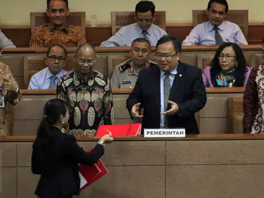 Menteri Keuangan Bambang Brodjonegoro (ketiga kiri) menerima pandangan fraksi saat Rapat Paripurna ke-33 Masa Persidangan V tahun 2015-2016 di Komplek Parlemen, Senayan, Jakarta, Rabu (20/7).(Liputan6.com/Johan Tallo)