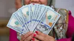 Karyawan menunjukkan lembaran uang Dolar AS di VIP Money Changer, Jakarta, Jumat (5/6/2026). (merdeka.com/Arie Basuki)